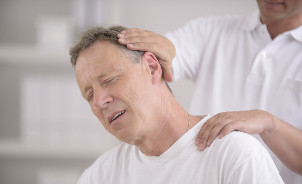 A man with osteochondrosis of the neck in an appointment with a manual masseuse