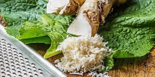 Grated horseradish root for a healing dressing